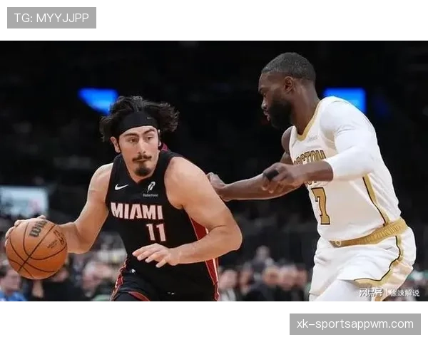 怀特无球跑动制造空位三分，拉开绿军进攻空间